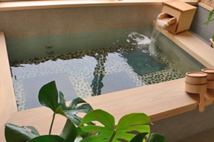 檜薫る岩盤敷貸切風呂で、はぎ温泉を堪能