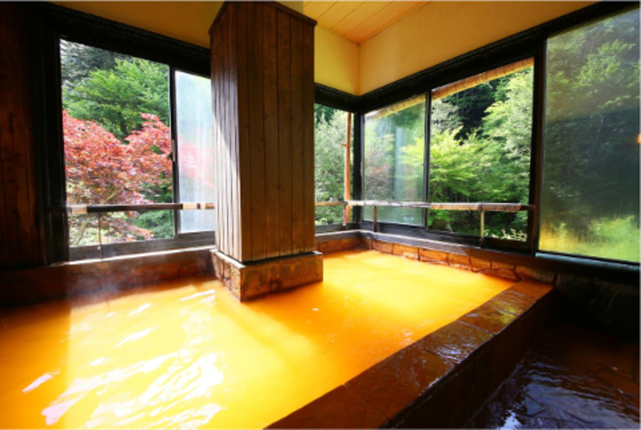 明治温泉旅館（長野県茅野市）　橙色に輝く、自家源泉と滝見露天風呂