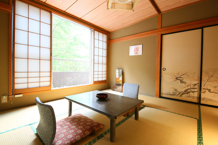 明治温泉旅館（長野県茅野市）　橙色に輝く、自家源泉と滝見露天風呂