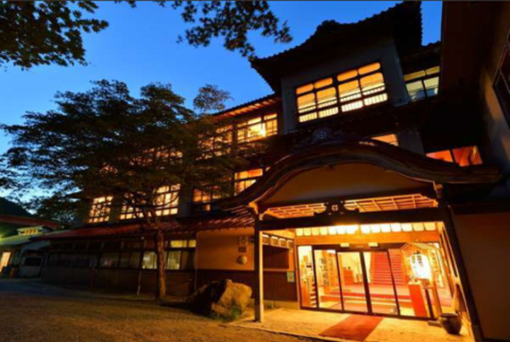 花巻温泉郷 鉛温泉 藤三旅館（岩手県 花巻市）日本一深い、立って入る珍しい温泉