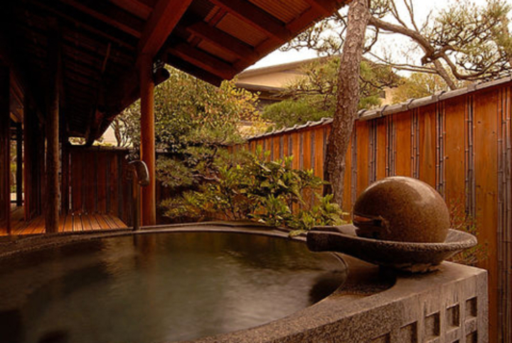 常磐ホテル（山梨県湯村温泉）約3,000坪ある日本庭園内の離れで過ごす特別な一時