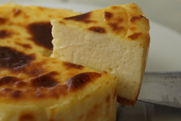 オステルリー アヴァンソワ 一度食べたら忘れられない濃厚さ 伝統的チーズケーキ