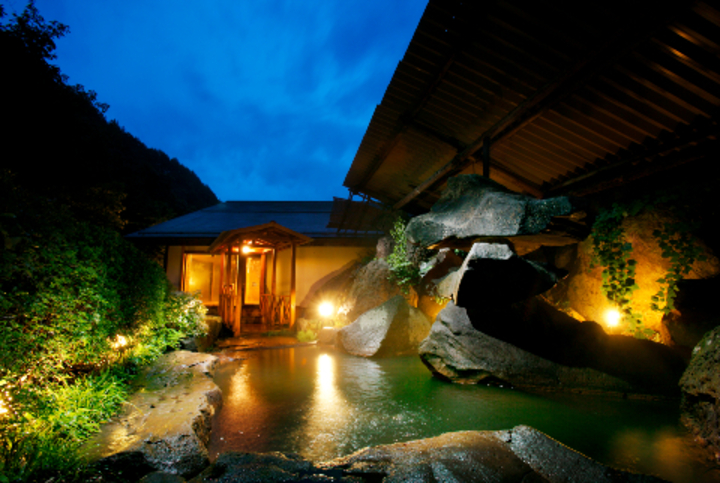 横谷温泉旅館（長野県 横谷峡）空気に触れると色が変わる開運温泉！貸切露天1回無料