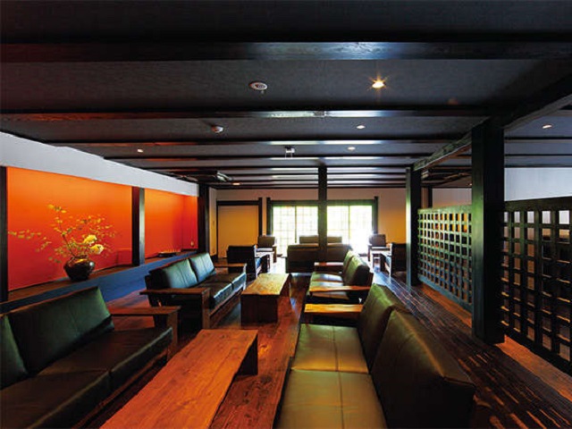 大正創業の色を強く残すロビー。朱色の壁と重厚感ある家具が、落ち着きと個性を演出しています。