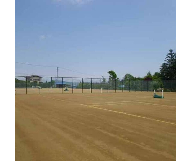 施設目の前にあるテニスコート