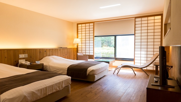 【和モダンのツインルーム】ウッドデッキ調の客室はお部屋全体が木のぬくもりに包まれた、まさに寛ぎの空間です