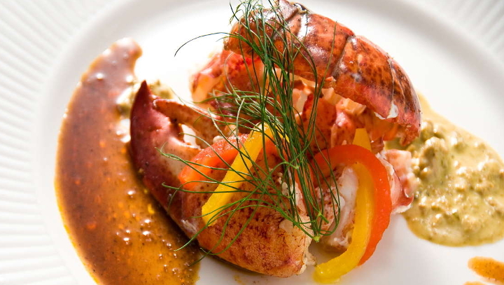 調理の直前まで生きている新鮮な活オマール海老は、食感が"プリプリ"で当館で一番人気のメニューです