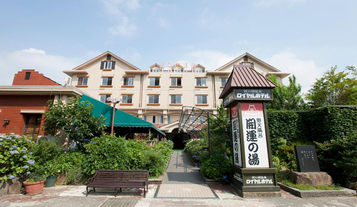 さわやかな湖畔に佇む日本旅館とリゾートホテルのサービスを兼ね備えたホテル