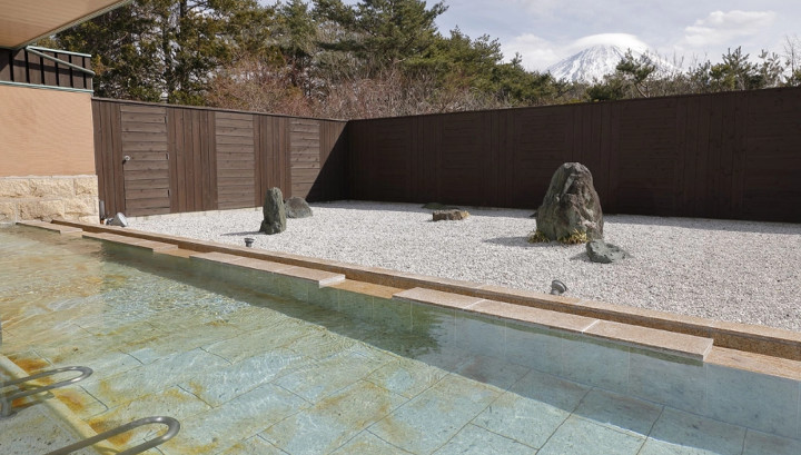 富士山の見える露天風呂が自慢 富士緑の休暇村大浴場