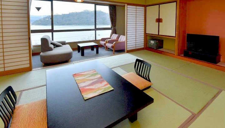 客室からは浜名湖を一望でき、うつりゆく季節をお楽しみいただけます。※写真は【浜名湖側】和室10畳