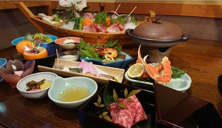 お刺身(舟盛り）、季節の鍋、煮物など、伊豆の海と山の幸を使用したお食事となります。※写真は一例です。