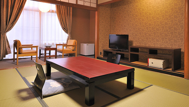 客室は蔵王の街並みを一望できるお部屋や日本庭園陽竜庭に面したお部屋など、四季折々の情景を楽しむことができます。