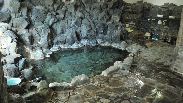 広々とした岩風呂のたっぷりのお湯で熱川温泉の湯あみをお楽しみくださいませ。
