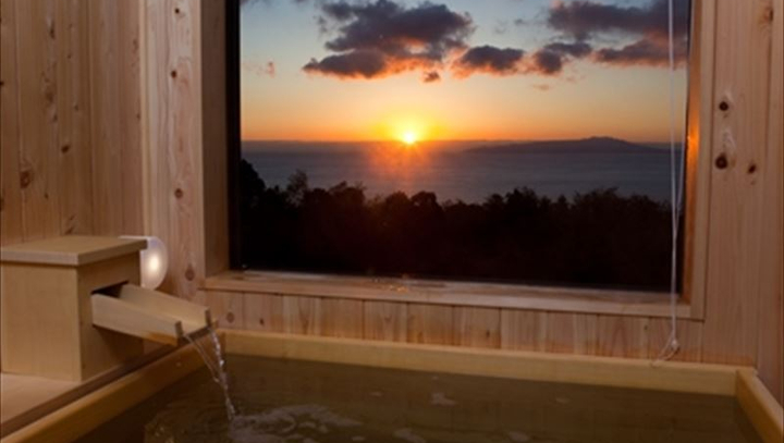 全室ヒノキ露天風呂付　相模湾の朝日が望めます。