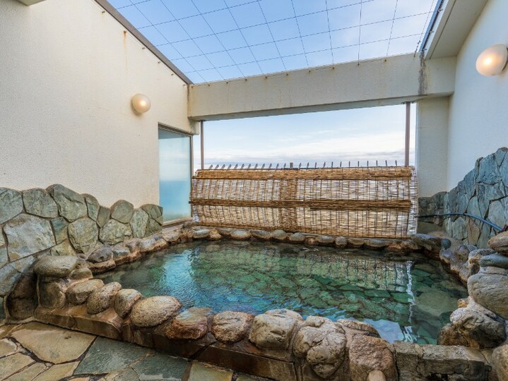 当館の最上階に位置する貸切露天風呂からは伊豆の海が見下ろせます。