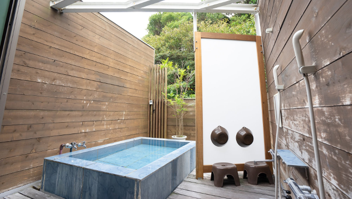無色透明の下田温泉、2つの貸切露天風呂は24時間いつでも入れます。