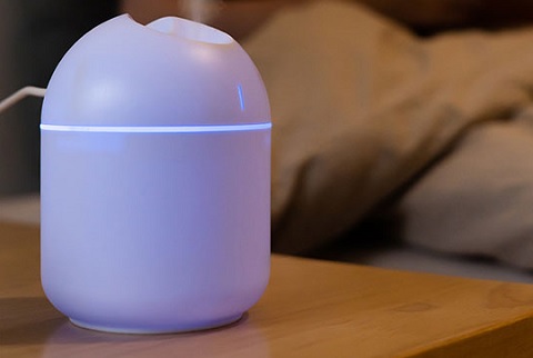 卓上に置けるミニサイズなので、オフィスや在宅ワークで大活躍！ミニサイズUSB加湿器【送料無料】