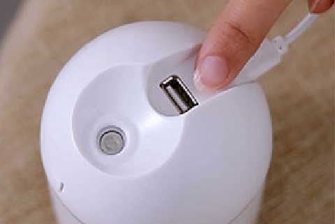 卓上に置けるミニサイズなので、オフィスや在宅ワークで大活躍！ミニサイズUSB加湿器【送料無料】