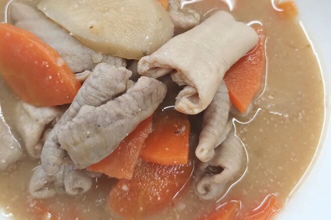 【8食】国産豚を使用！特製だれで仕上げた「豚モツ煮込み」