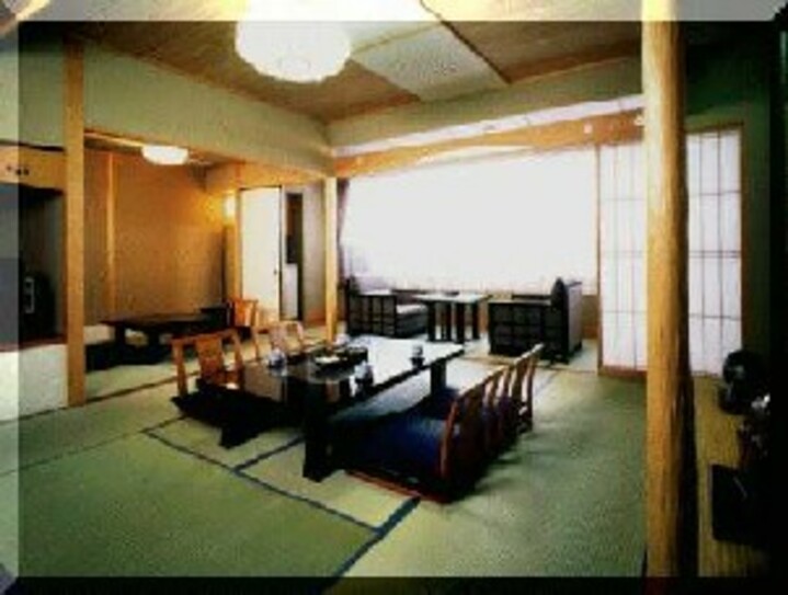 【本館】数奇屋造り準特別室 本間10畳＋副室4.5畳（街側）.