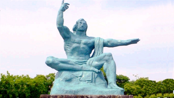 長崎のシンボル平和祈念像
