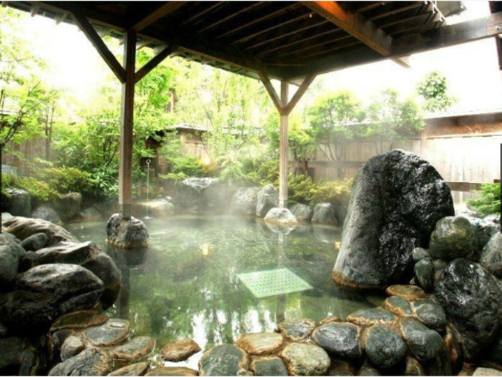 東屋風の庭園風呂 