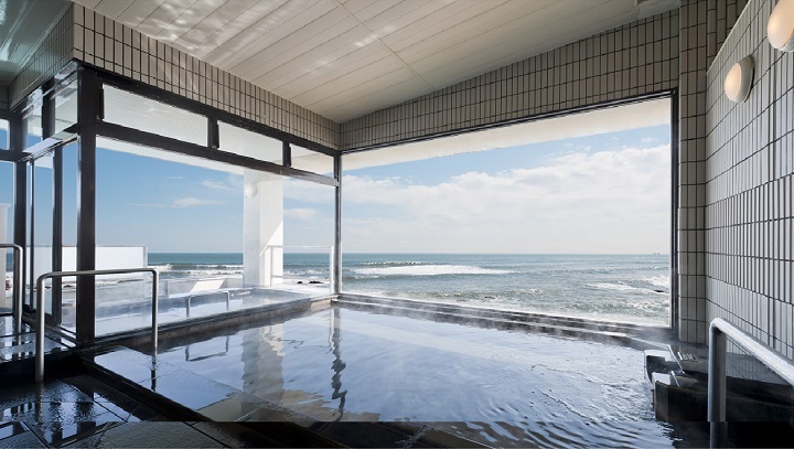 太平洋にせり出した形の大浴場。感動の日の出を効能豊かな温泉からお楽しみください。