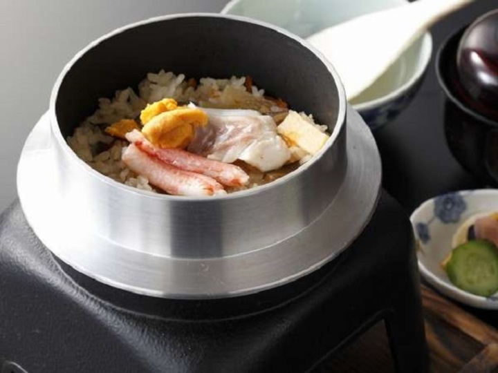 磯の香り漂う【海鮮釜飯】、料理長自慢の逸品です