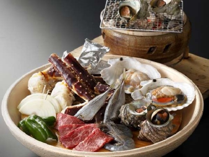 【極上炭火焼】の一例。山海の珍味が食卓を彩ります。