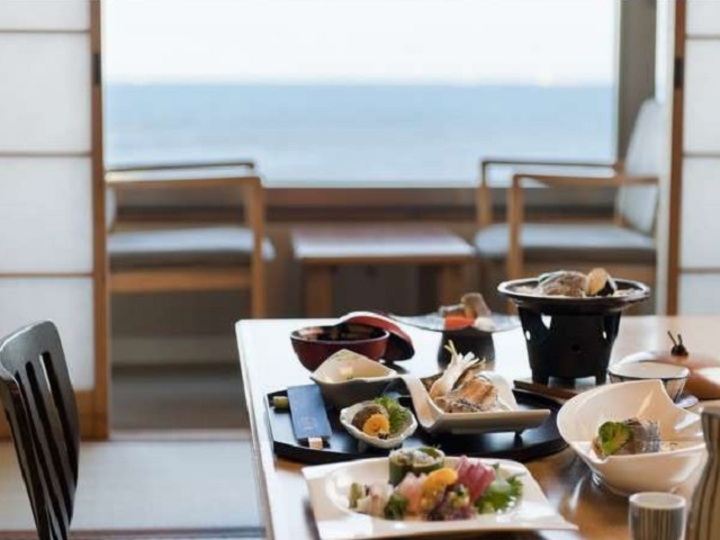 絶景の客室で夕食をご賞味ください（５名様以上は会場食または宴会場食となります。）
