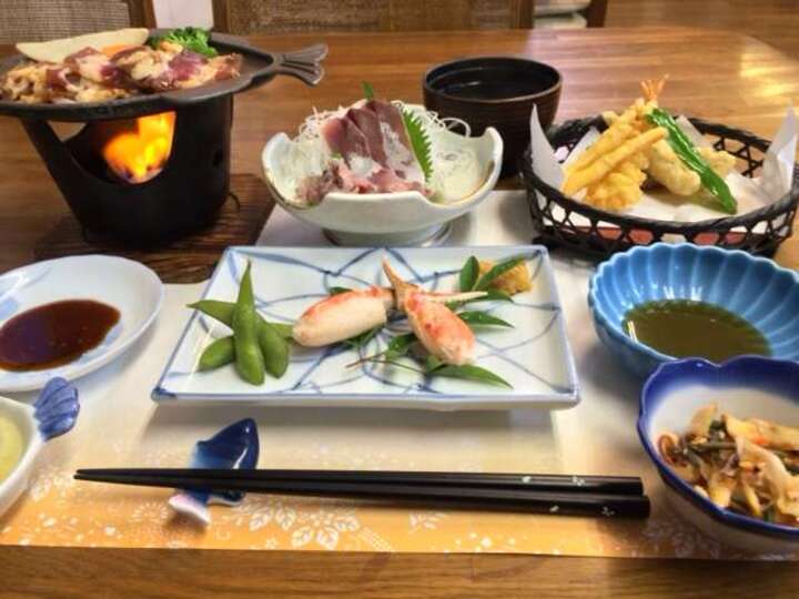 新鮮なお刺身に、コンロで焼く焼き肉、天ぷら、ポン酢をつけてお召し上がりなるカニなど、温かい料理です♪