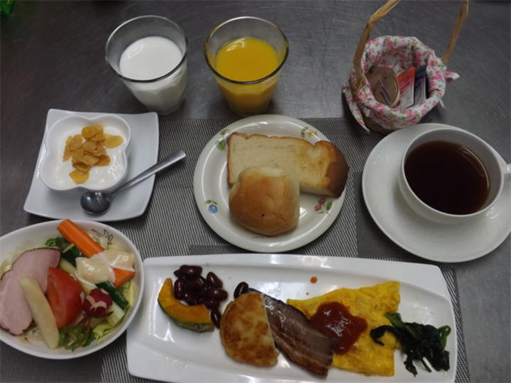 朝食はパン＆飲み物はおかわり自由