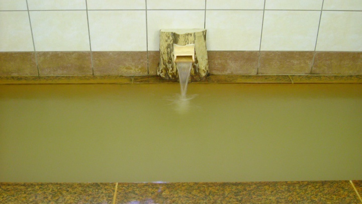 天然温泉掛け流しの伊香保独特のにごり湯。源泉“黄金の湯”