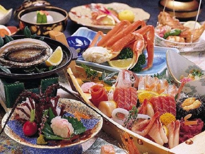 海鮮問屋直営の「房総海鮮料理」伊勢海老お刺身・アワビの踊り焼・舟盛付き