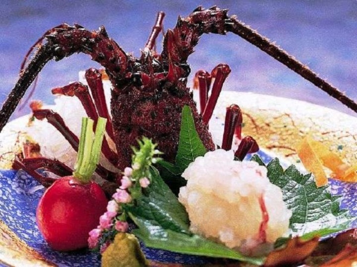 調理直前まで生きていた伊勢エビはプリプリで甘くて絶品です。お刺身でも塩焼きでも。