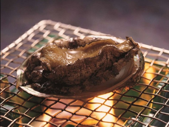 アワビは焼くとクネクネと踊り、ふわふわで柔らかく、お刺身はコリコリの食感です。