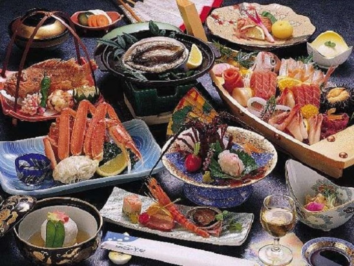 地元海鮮問屋が運営する宿ならではの、豪快な海鮮磯料理は質もボリュームも充分です