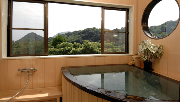 窓からそよぐ緑の風を感じながら温泉露天風呂を楽しんでください。