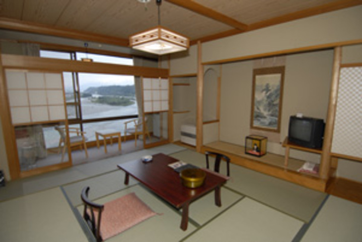 天竜川眺望指定【和室10～12帖】バス・トイレ付き