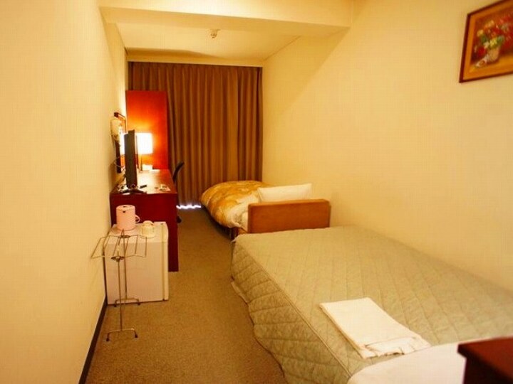 スタジオツイン■奥行きあるお部屋 二つのベッドは縦並び.