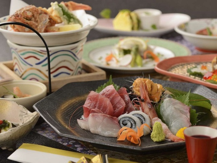 潮風を感じるような　海の幸満載の12品が食卓を彩る