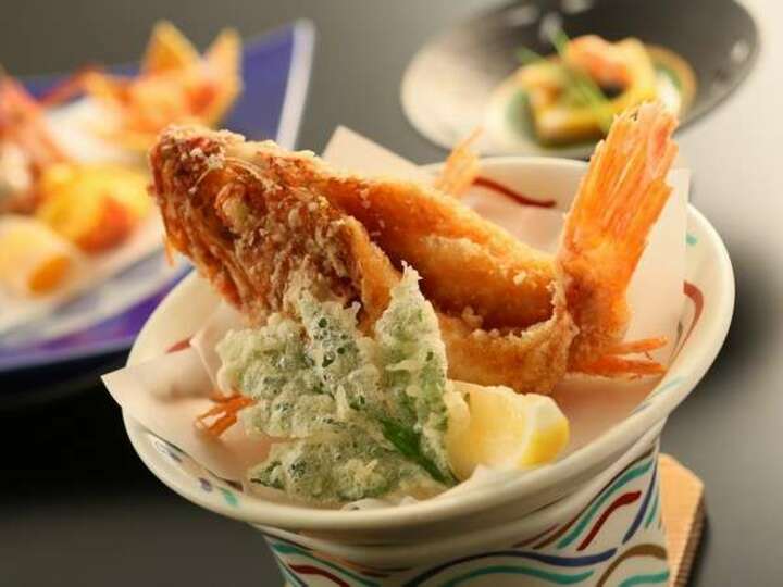 クチコミなどで高い評価を頂く「かさごのから揚げ」