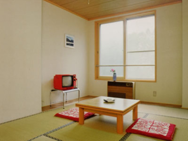 和室（冬季は駐車場1泊2日2000円別途）.