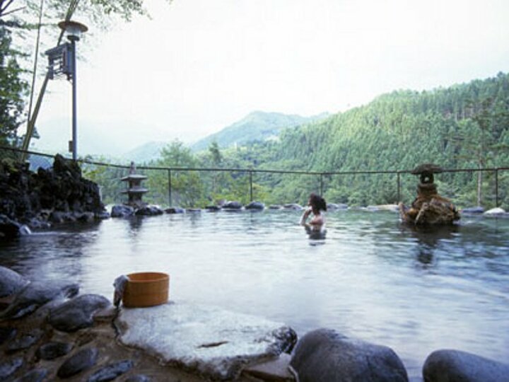 谷川連峰・赤谷湖が一望できる広い野天風呂 	