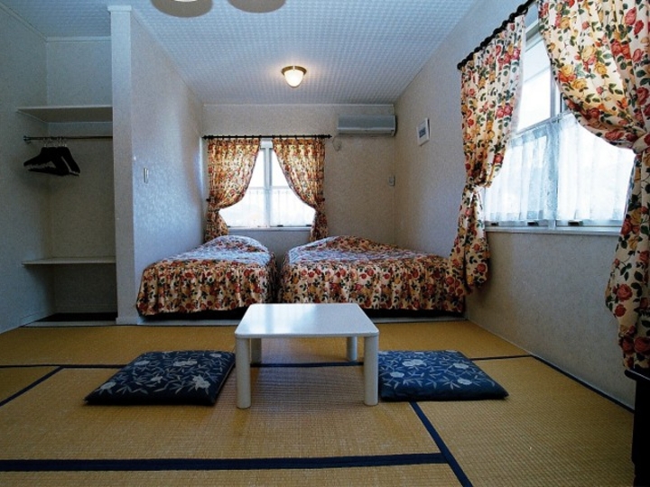 本館リビングとベッドルーム２室続きの和洋室.