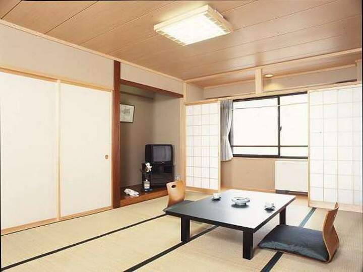 山側和室14畳（バストイレ付）