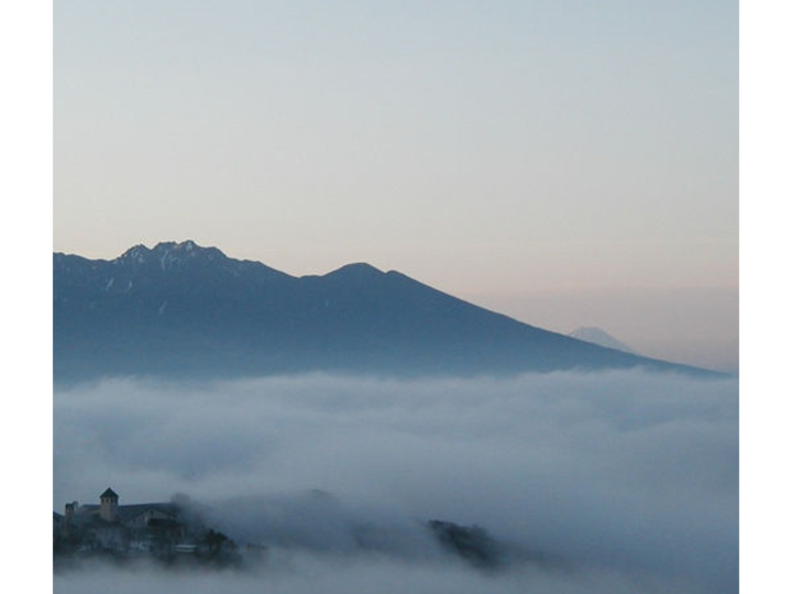 雲海浮遊 ホテルと世界遺産 富士山
