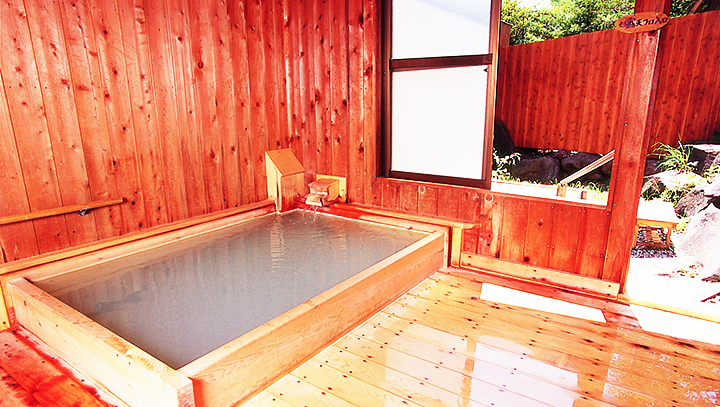 24時間入浴可能！源泉かけ流し乗鞍高原の乳白色天然温泉。美鈴荘の自慢の湯でございます。