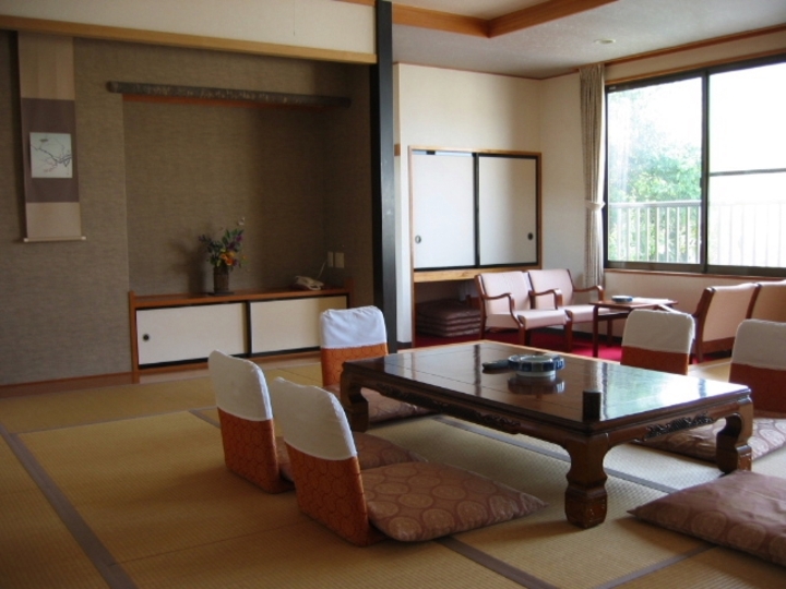 陽のあたる寛ぎ和室１０畳　【新館＊バス・トイレ付き】 