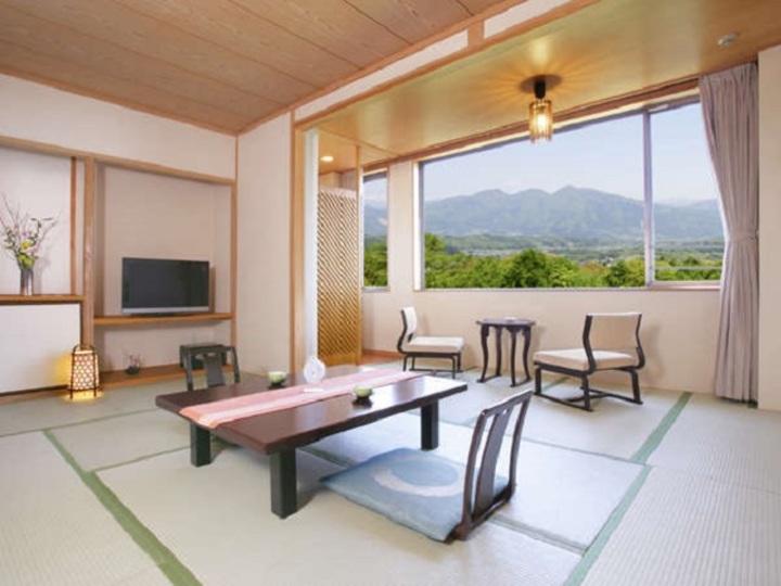 【東館4F・展望客室13畳】視界を遮らない大きな窓の部屋 